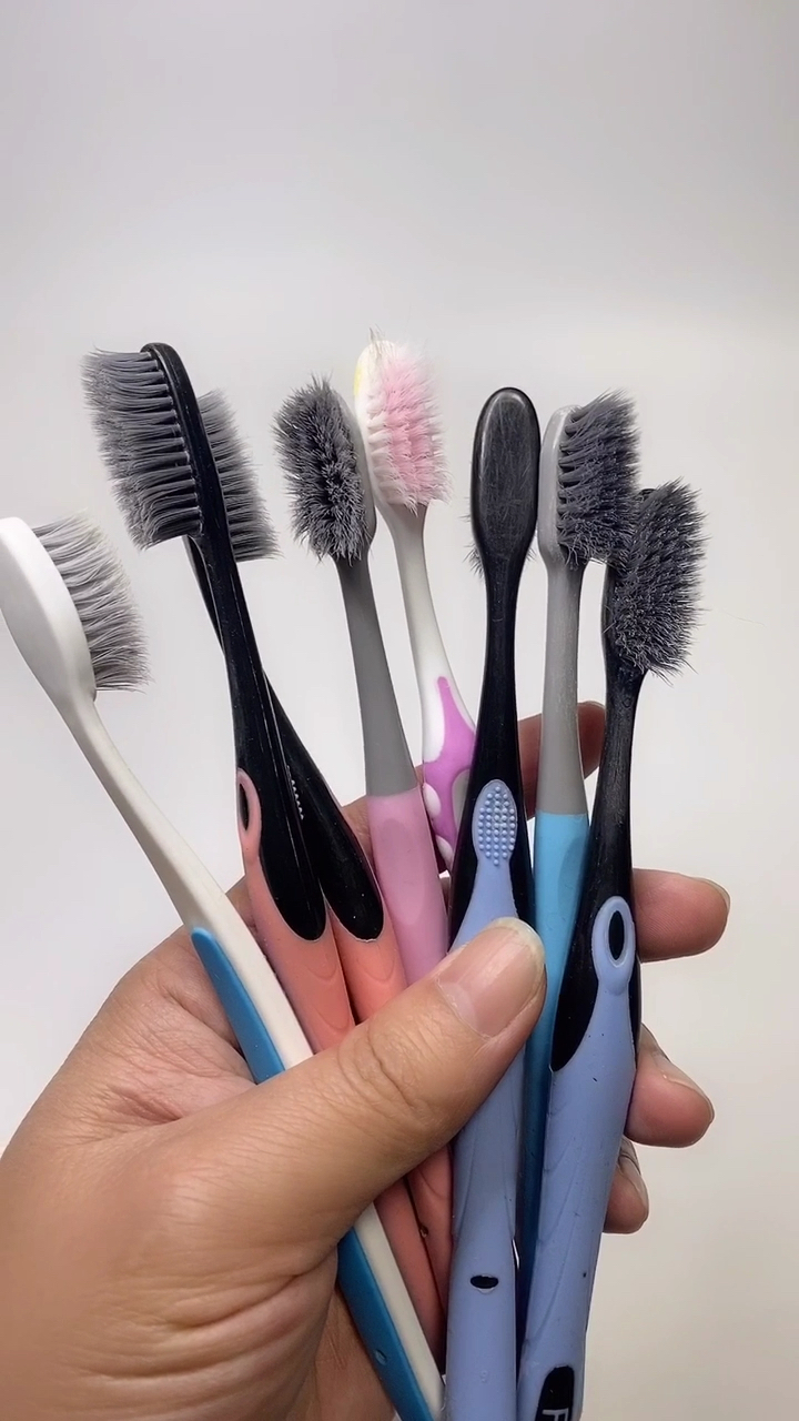 生活小妙招#以后旧牙刷千万别扔了,其实还有很多用途.