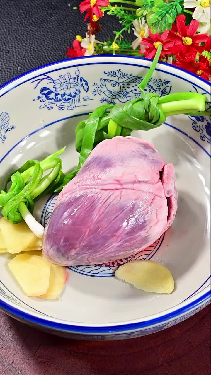 皂角刺蒸猪心这道菜很多朋友没见过,觉的很奇葩