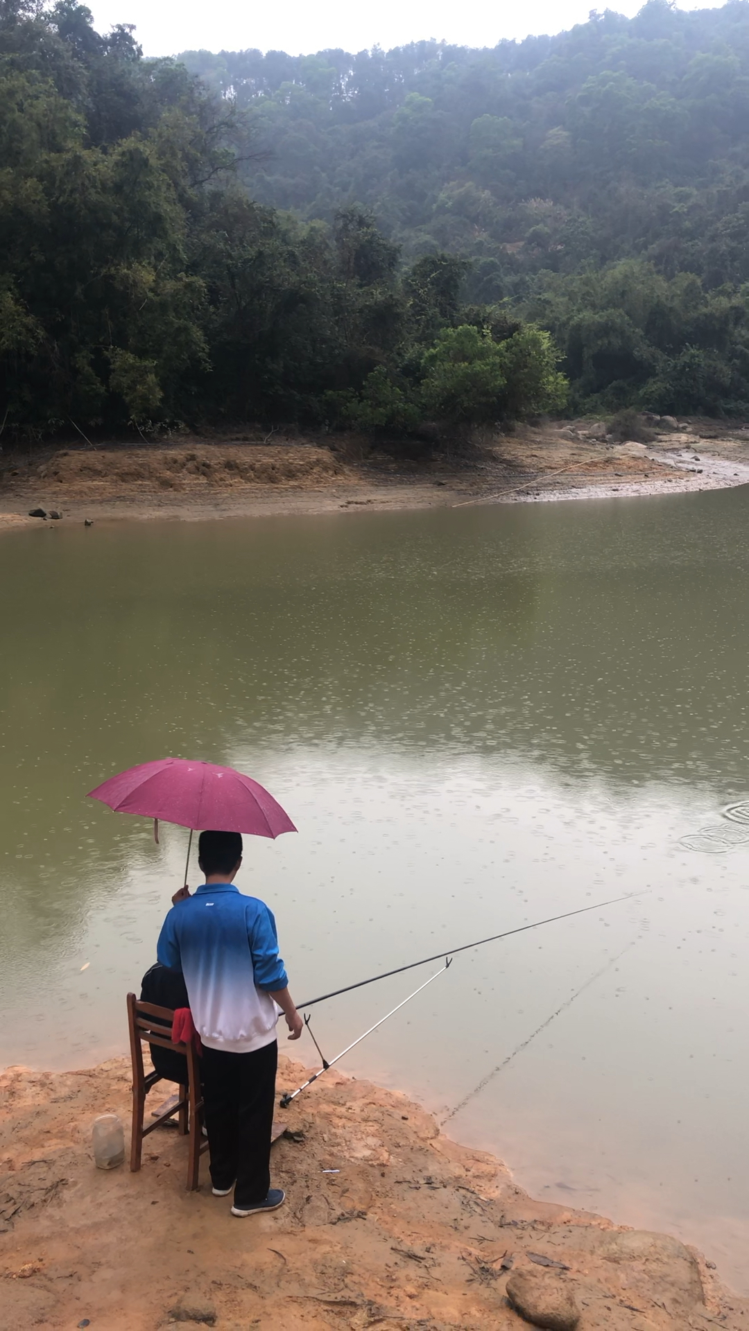 下雨天.也在大山深处钓鱼