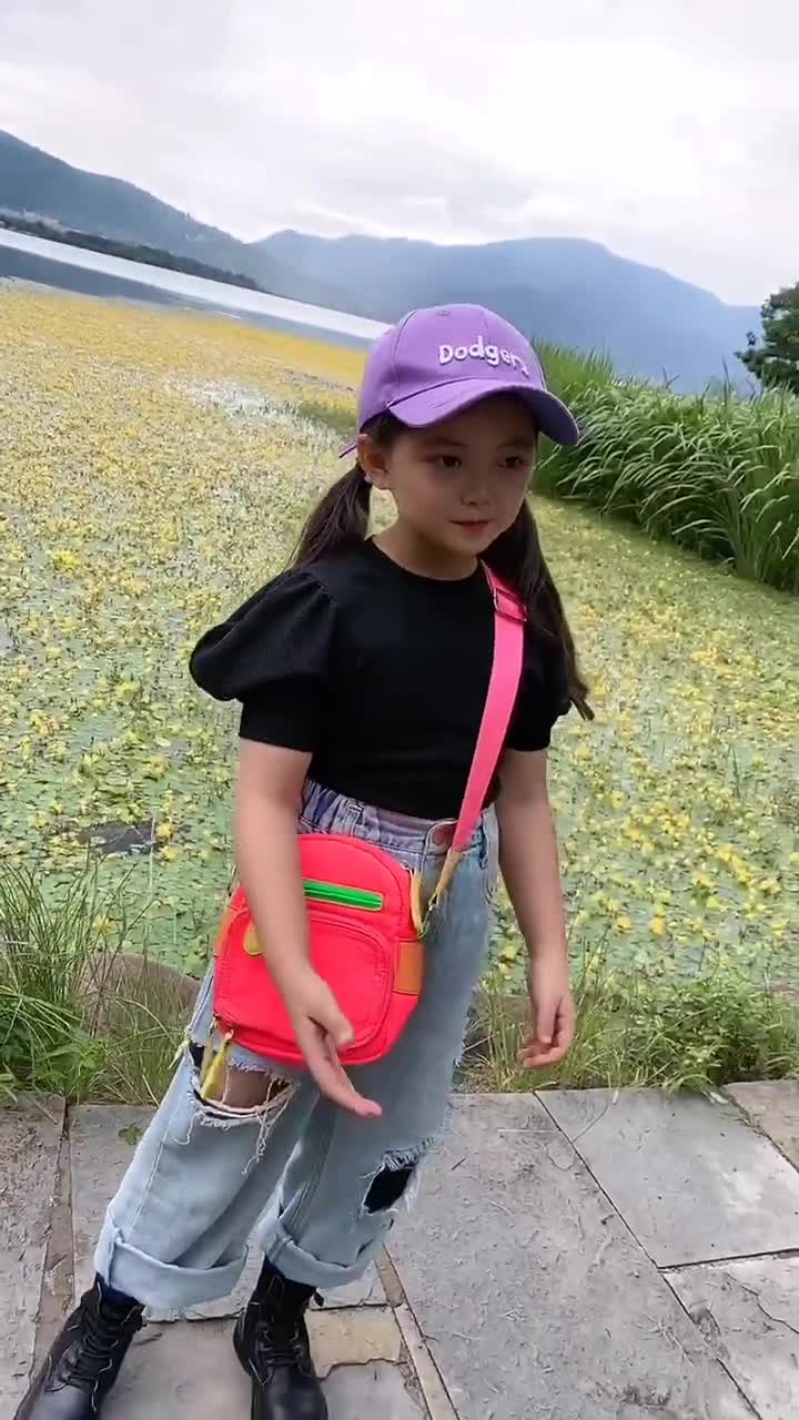 李悟演唱《你的万水千山》嗓音干净明亮,一位很努力的小姑娘