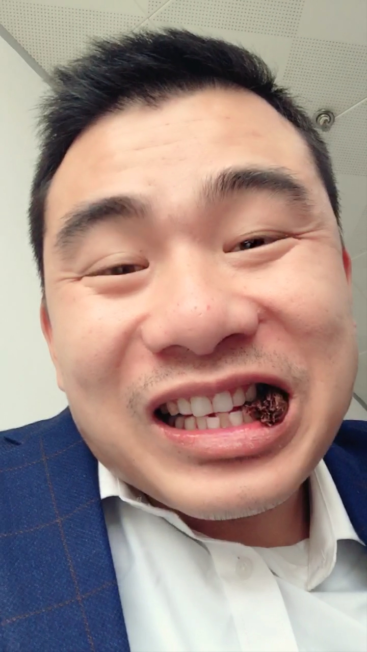 搞笑段子剧#哦 吃槟榔不咯 牙齿黑黑的那种