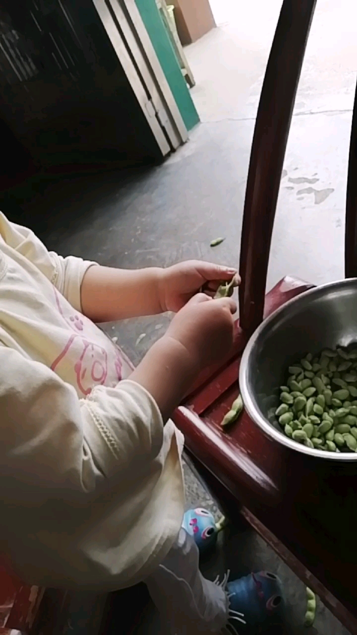 小家伙帮妈妈捏豆子嘞