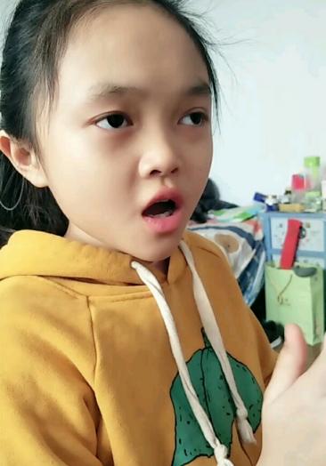 贵州布依族小美女今年11岁,植入人工耳蜗比较晚,目前在北京通州做康复