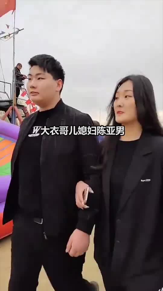 热门视频大衣哥儿媳妇医院辞职做起直播当网红与老婆婆一起当流量网红