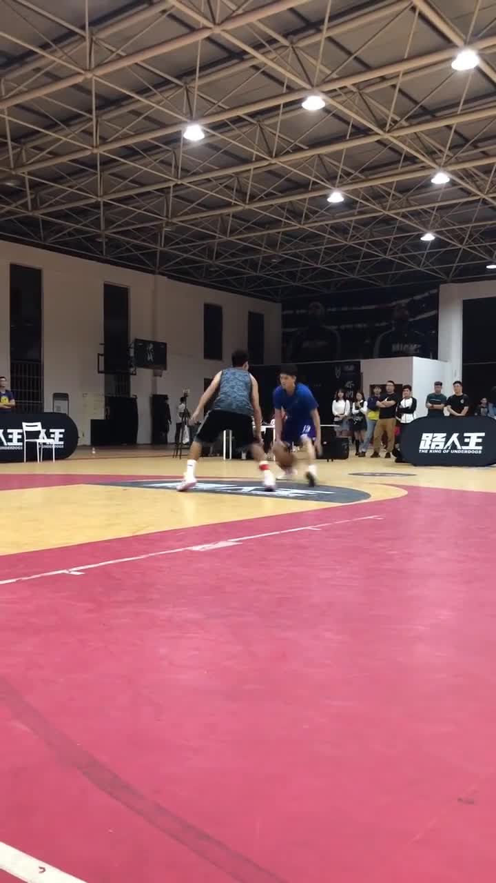 路人王篮球路人王武汉站冠军黄一鸣决赛4记三分收比赛更是7连中三分这