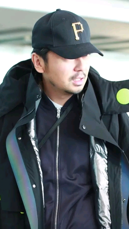 每天一点冷知识#雷佳音一身黑衣现身机场,留胡须为新戏?