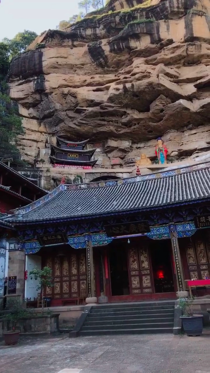 中国八大悬空寺之一:大理剑川石宝山宝相寺
