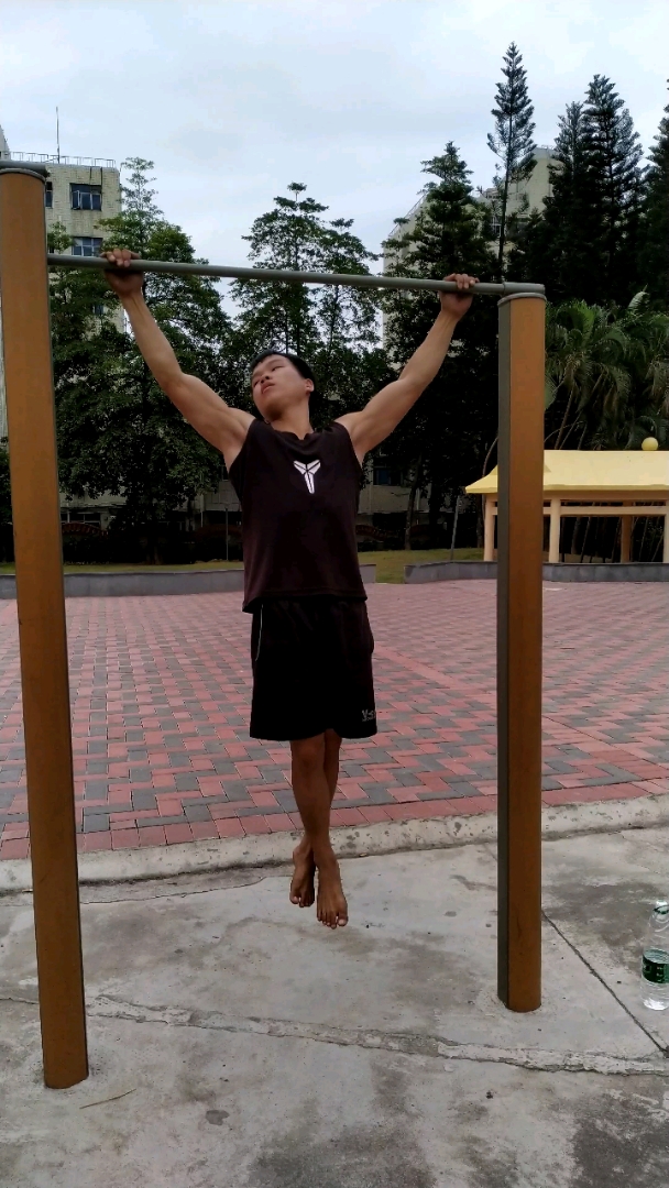 宽距引体向上训练