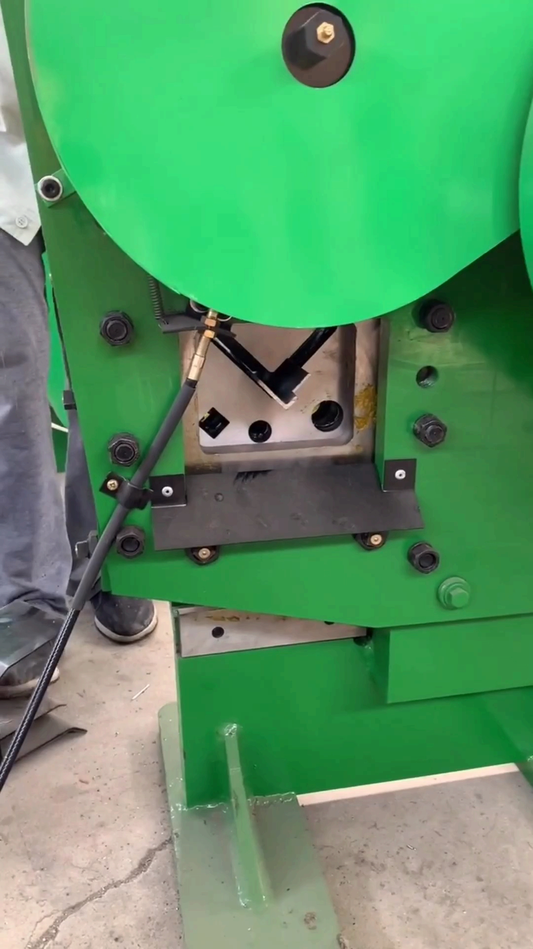 角钢切断机 角钢冲孔机 角钢切角机 槽钢切断机 槽钢冲孔机 圆钢切断