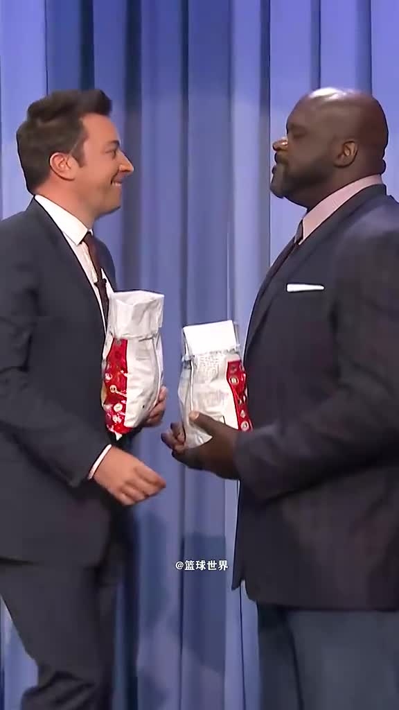 你敢跟奥尼尔比吃薯片憋笑吗?