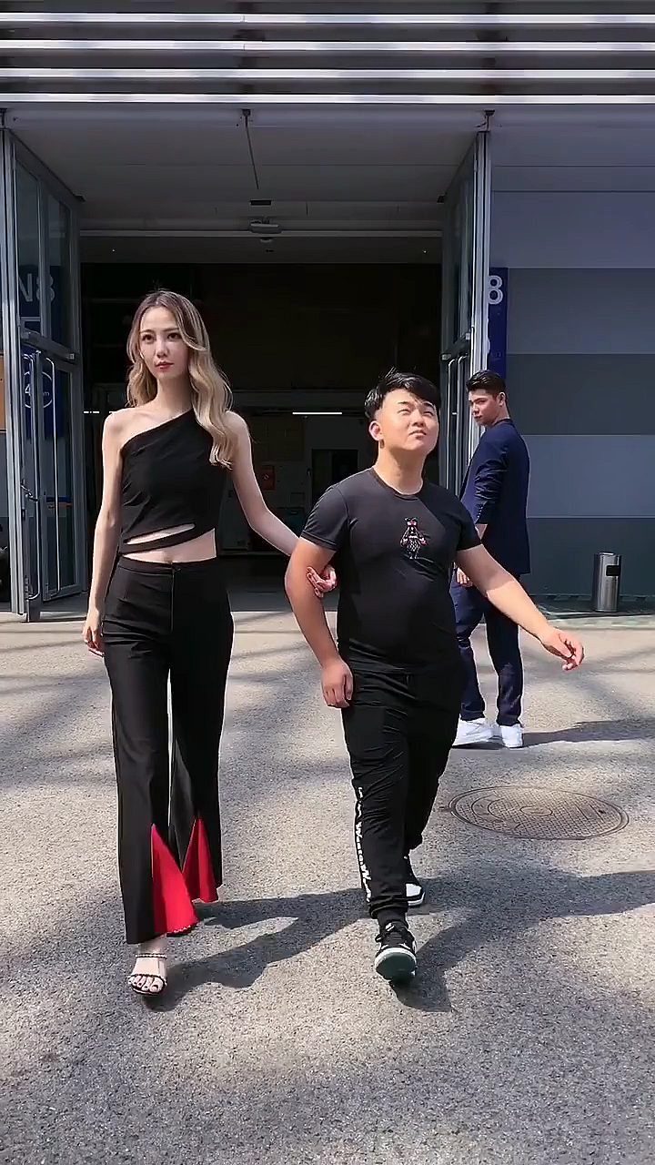 车展老板的儿子真潇洒走到哪里都是亮点