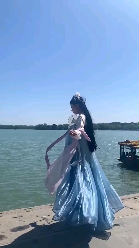 汉服安利:远山如黛 细雨入秋 近水似玉浮光清