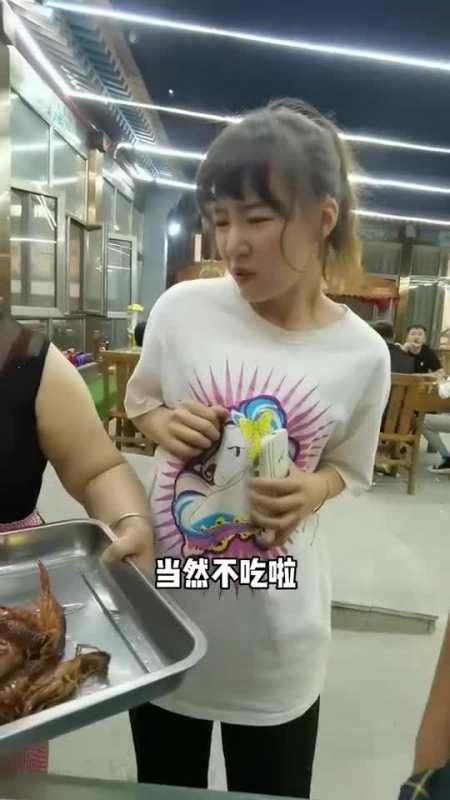 搞笑段子剧台湾表妹第一次吃麻辣小龙虾,被好吃到哭了