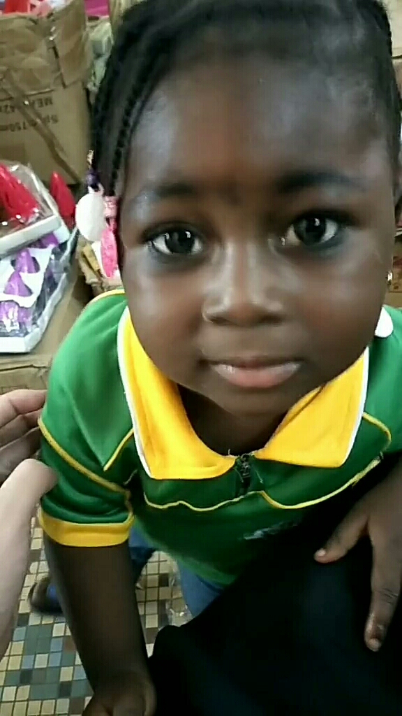 看看这个小女孩的小脏辫 绑的多么好看