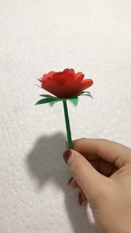 一张彩色卡纸,6秒教你做一个玫瑰