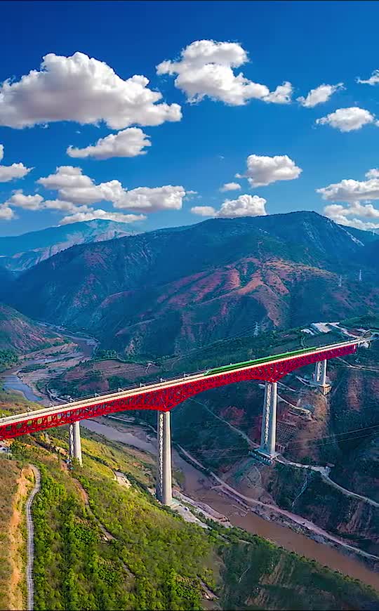 元江特大桥52层楼高,墩身重超12万吨,在山谷中架起了中老关系的纽带