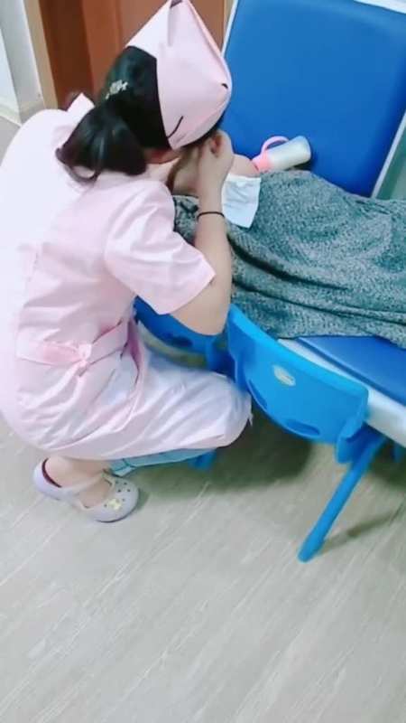 护士妈妈带着宝宝上班,一个人偷偷哭泣加油!会好起来的