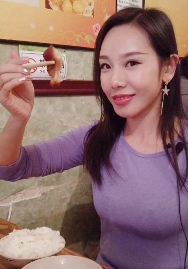 小厨娘在江苏徐州吃把子肉,面对大肥肉的诱惑,她该怎么办