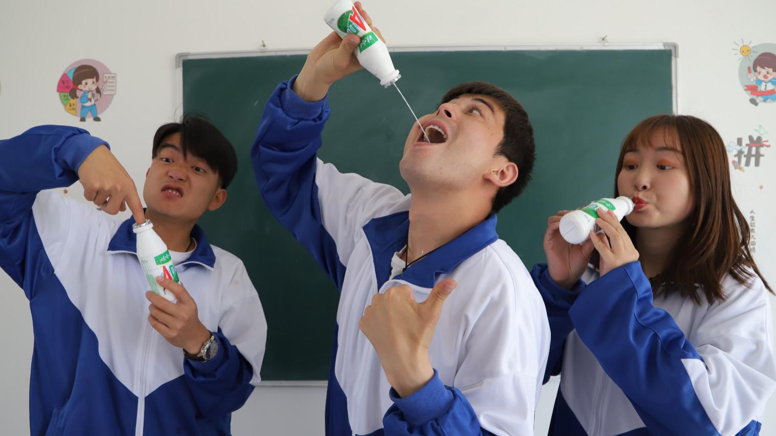 考试喝娃哈哈,学渣的"隔空"喝法竟唤起老师的童年回忆,真逗