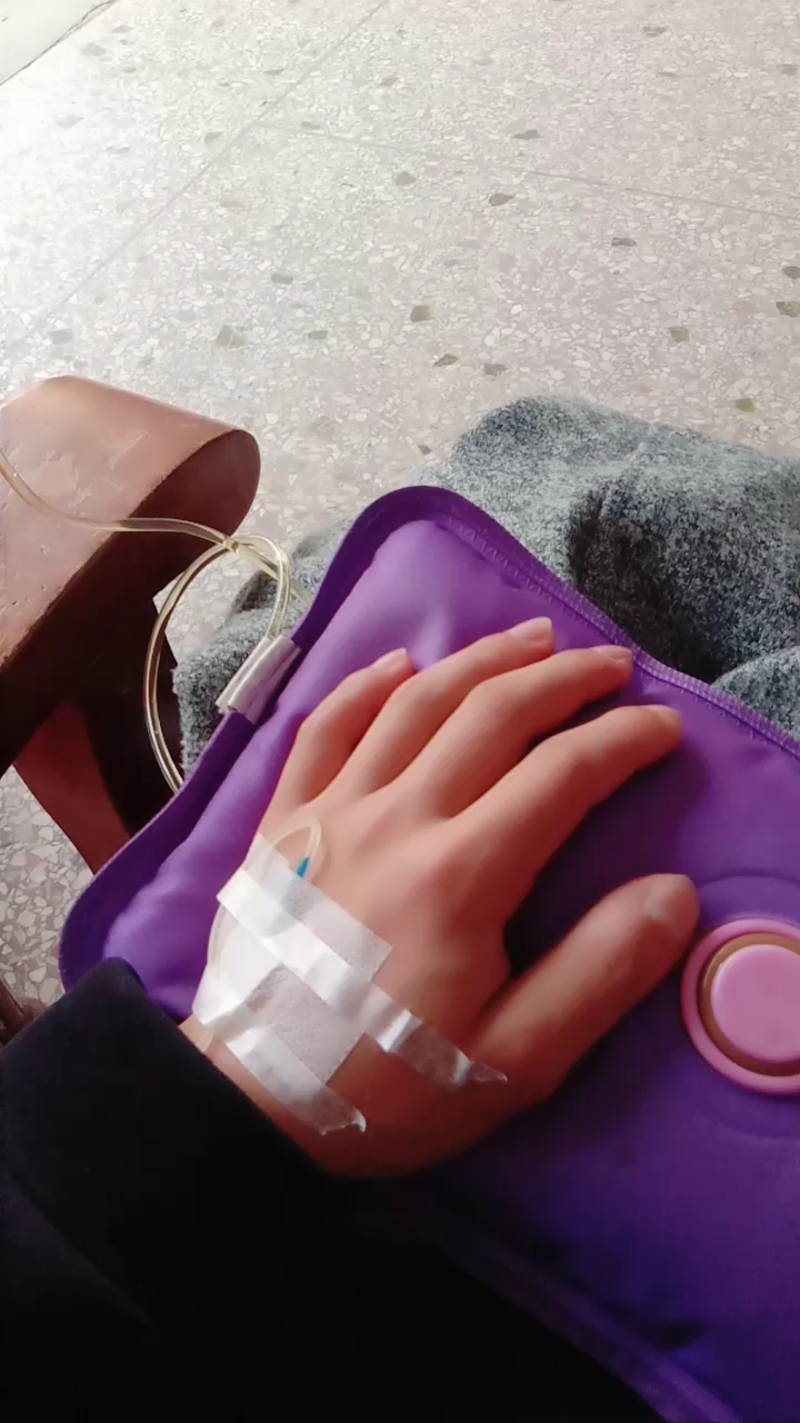 生病了,可伶我吧?两兄弟都在外打吊针