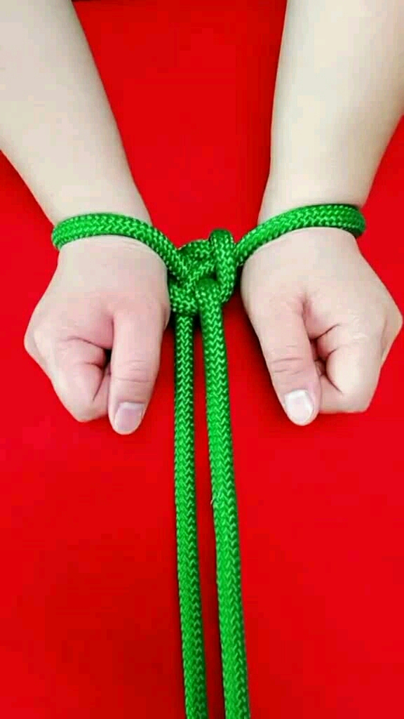 魔术手铐结的打结方法.同学聚会酒吧撩妹必备.