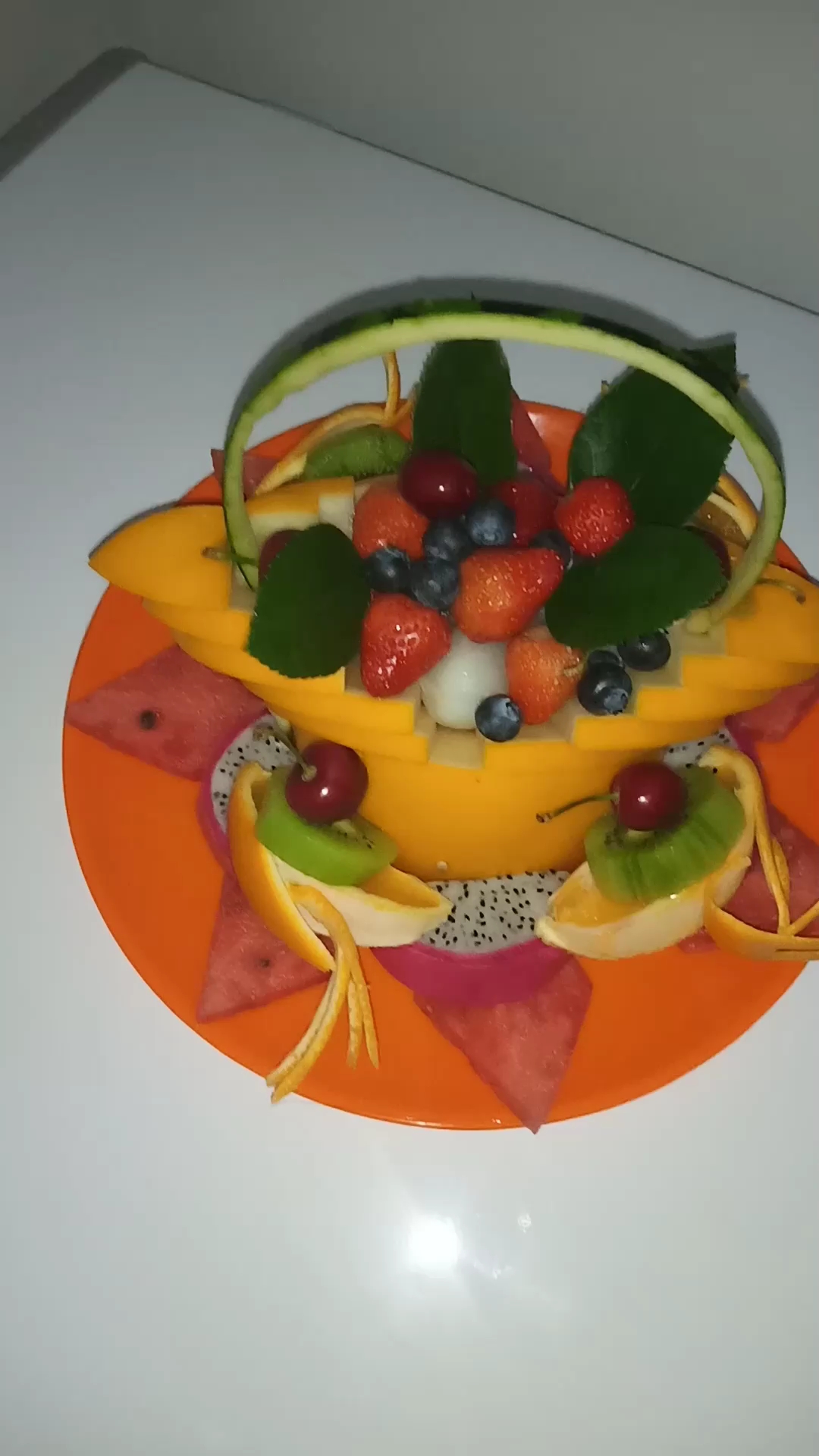 1到了,大儿有活动,我和大儿子一起做了一个大果盘,大家觉的这个果盘