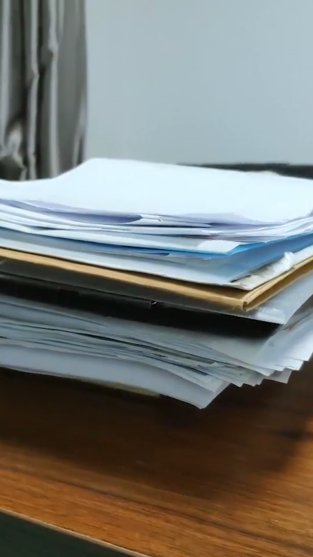 只有加班的文件和泡面陪我.