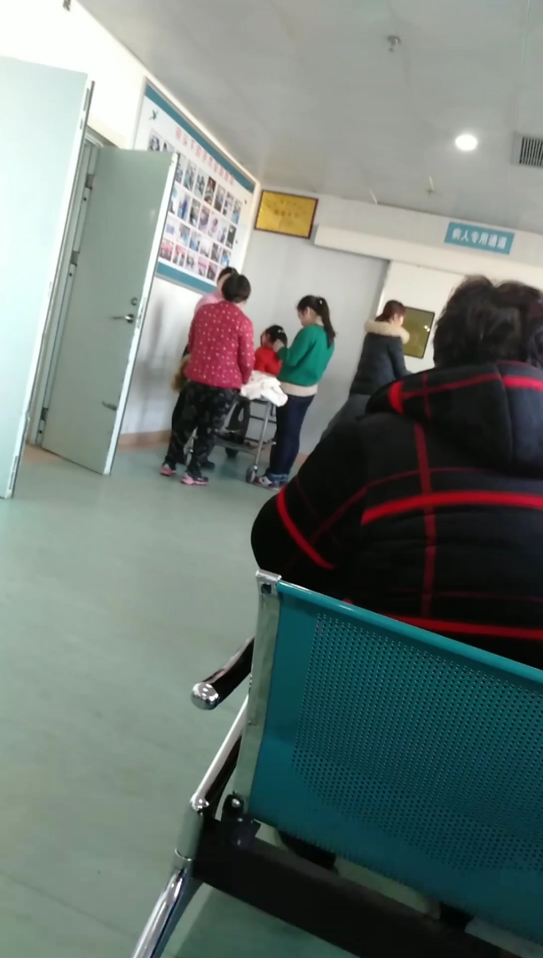 手术室门口,等着抱孙子的新奶奶,高兴的都不知道干嘛了.