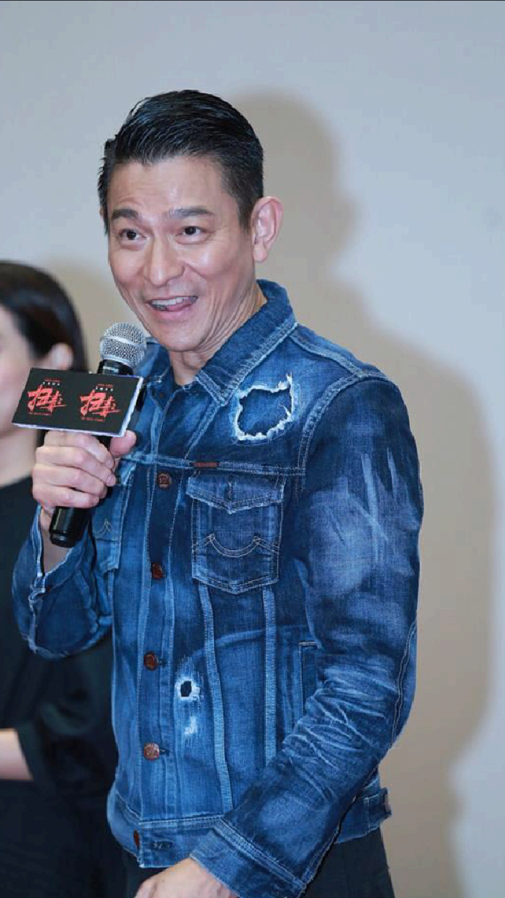 58岁刘德华近照曝光,穿牛仔服配吊裆裤,颜值跌回18岁.