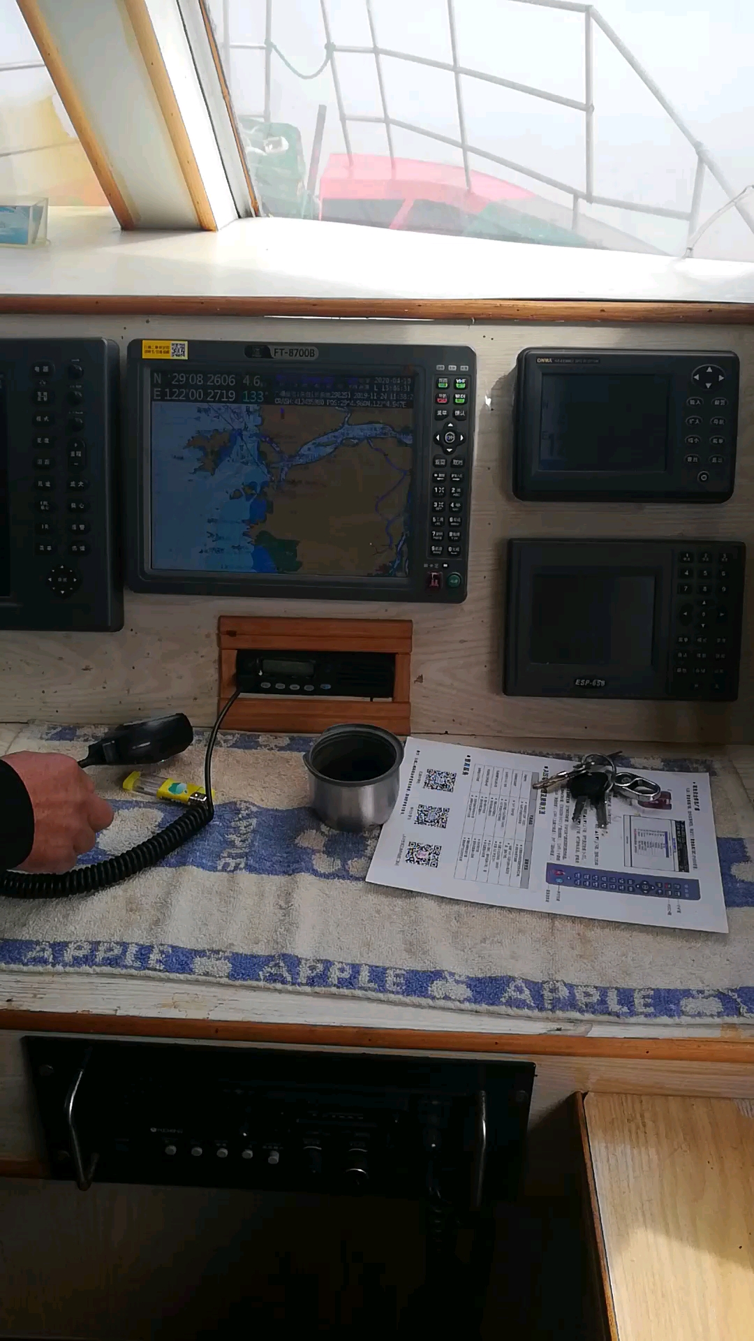 带大家看看渔船驾驶室