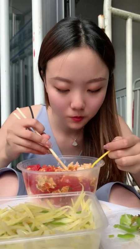 早上和午饭没得吃看小姐姐的样子是真的饿吃饭吃到