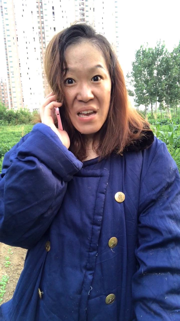 农村邋遢大妈遭同学嫌弃,打扮后惊呆同学!