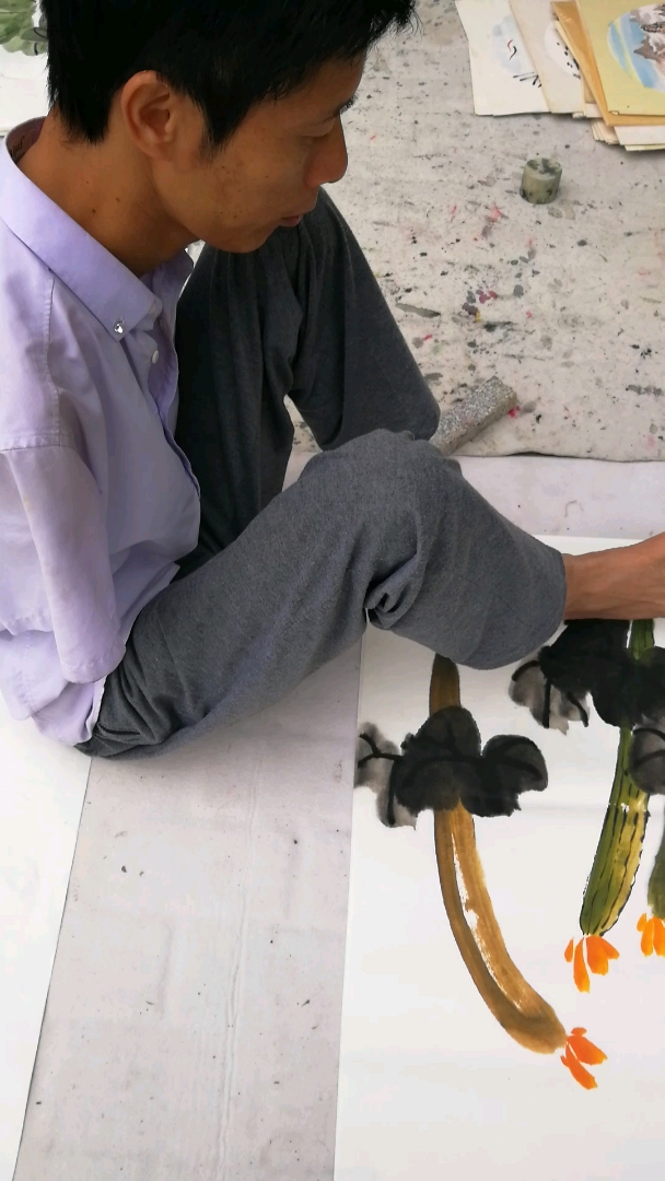 全民双十一津贴#无臂画家街头用脚画画,生活不易,路过的朋友帮忙点个