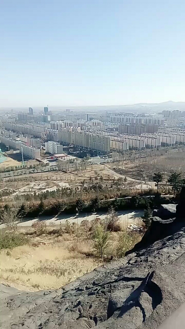 内蒙古赤峰市乌丹镇,这几年扩建了不少的高楼大厦和公园景区,我站在
