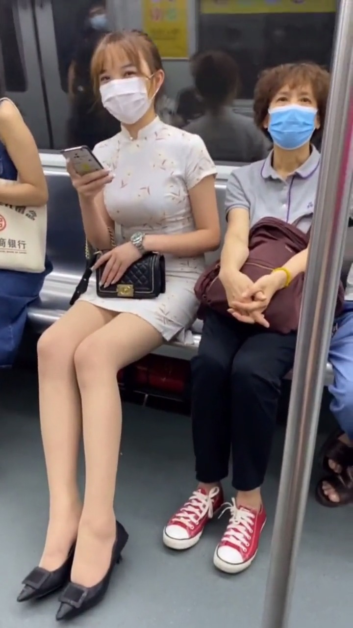 地铁上遇到了长腿美女,没忍住多看了几眼,没想到先被她撩了