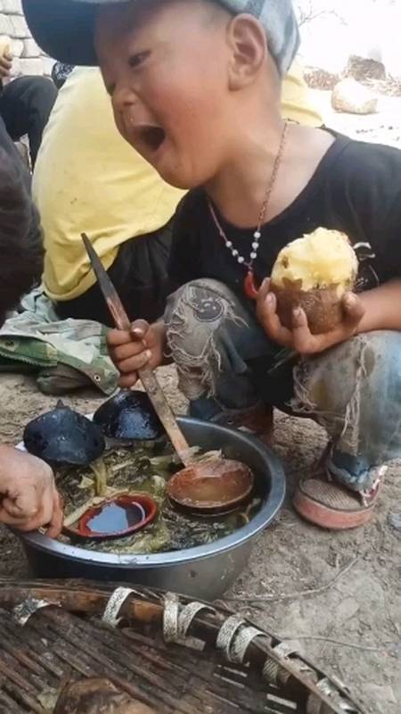 大山里的孩子没饭吃图片