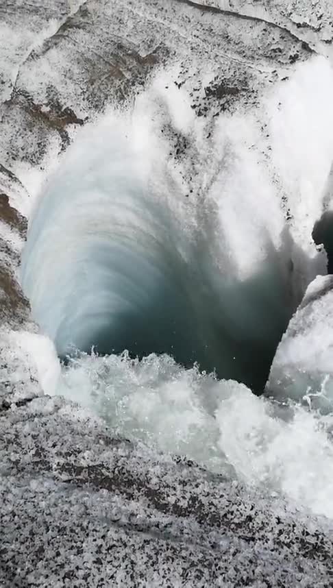世界第二高峰下的冰川暗河,掉下去几乎没有生还的可能性,隔着屏幕都