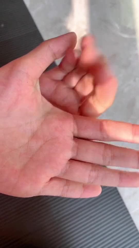 从小长了八根手指头,同学们都笑话我