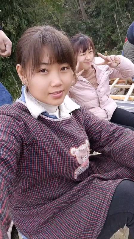 地道的农村女儿,出生贫寒,性格文静,不羡慕,不攀比没文化没才艺,只有