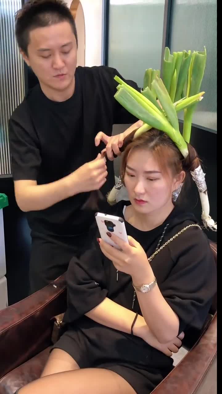 大葱卷发,美女这发型是不是很带劲!