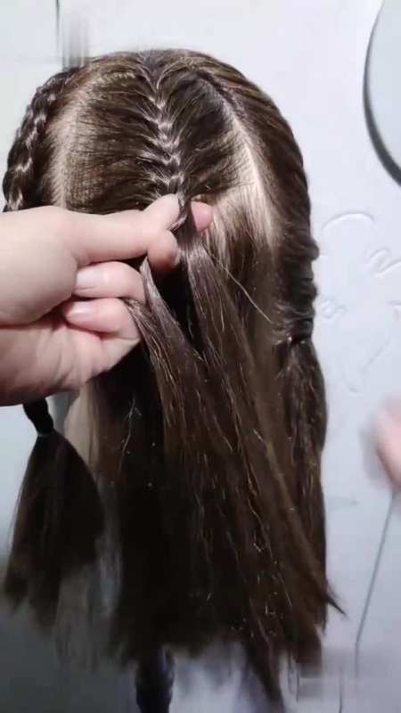 鱼骨辫三加二比一般三股辫会更精致哦!试试吧!