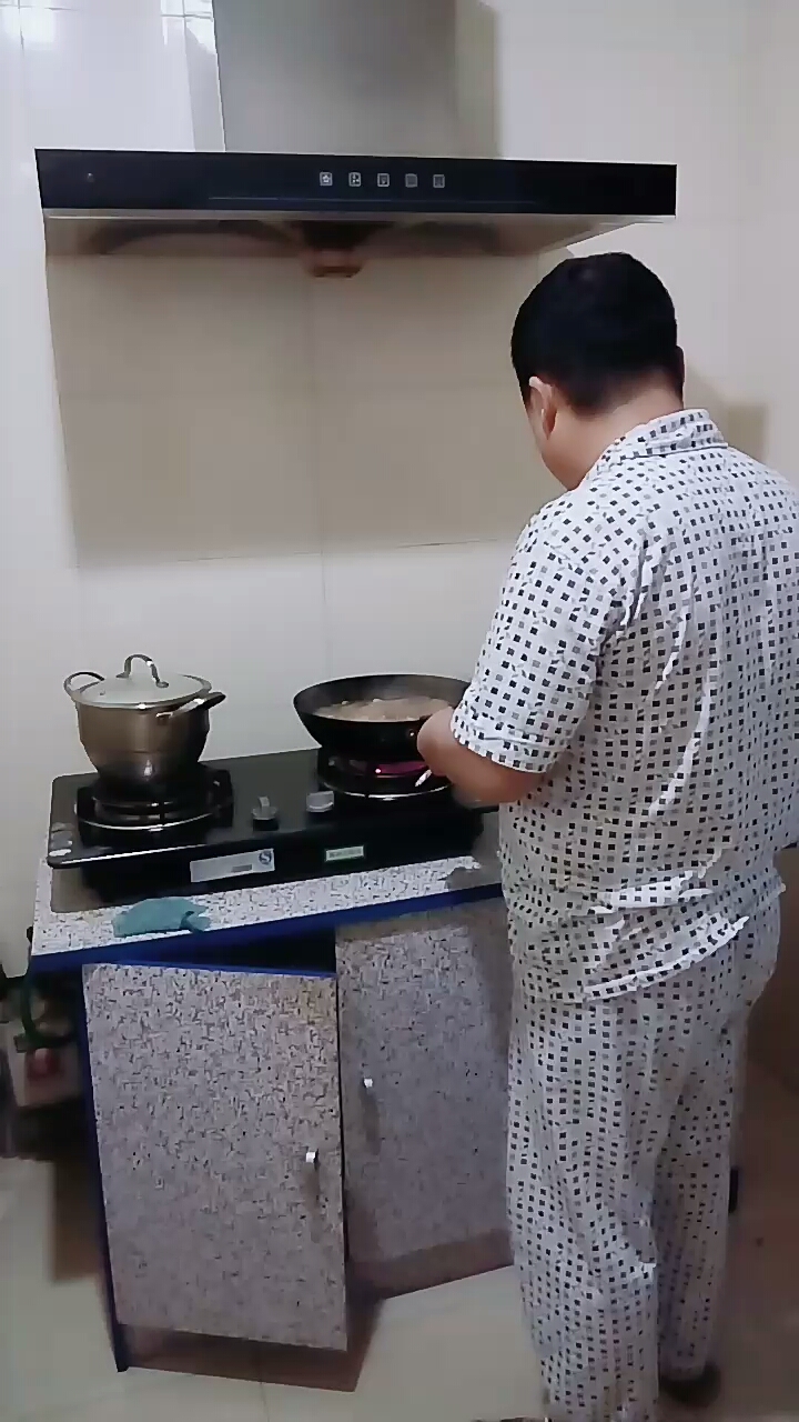 六零爸爸在做晚饭了