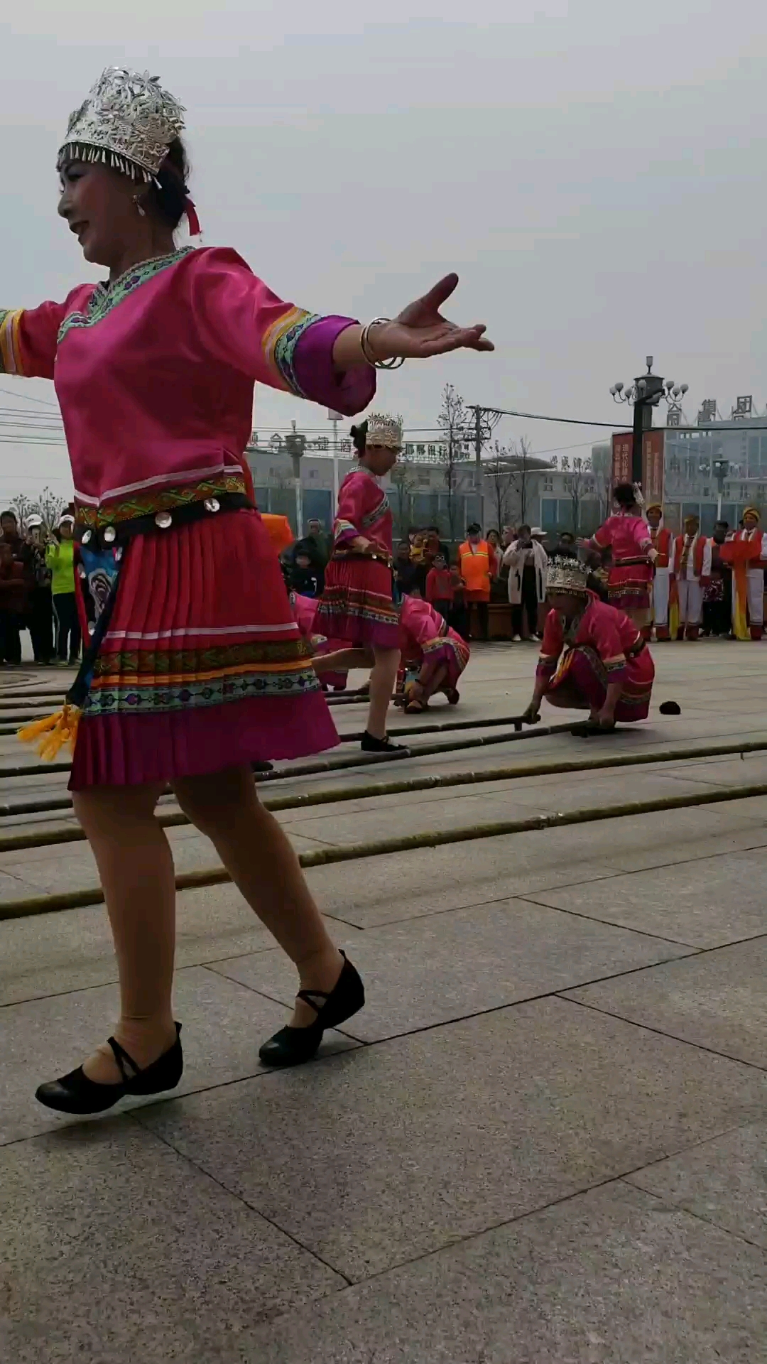 在北方难得一见的竹杆舞