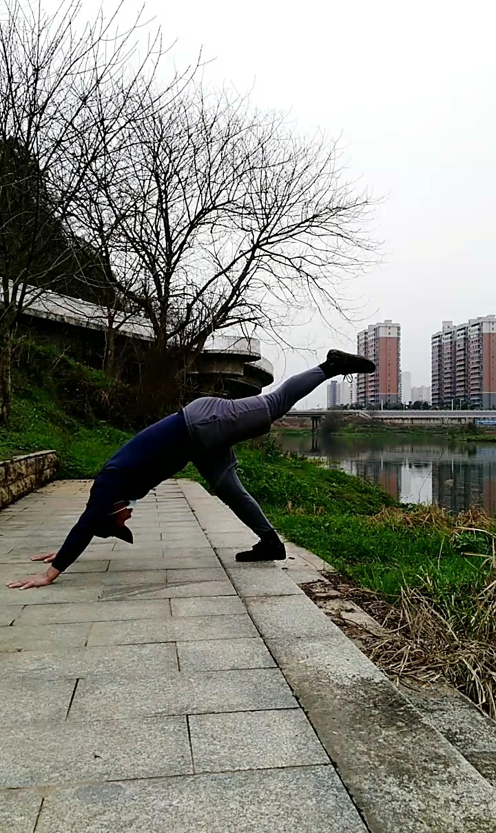 健身宁教练传递健身正能量#单腿下犬式练习