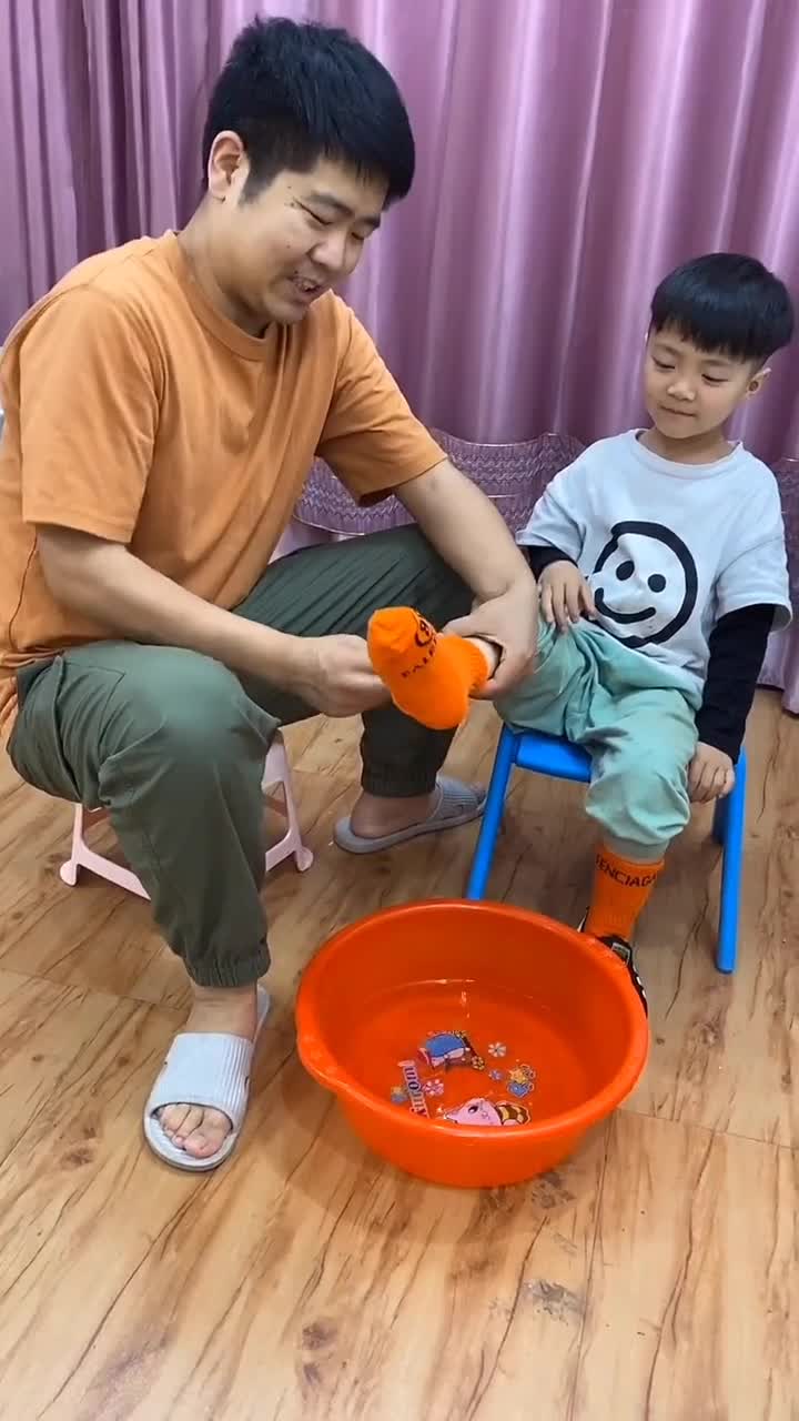 我要上热门#哥哥给弟弟洗脚,没想到弟弟穿了这么多袜子,脚太臭了