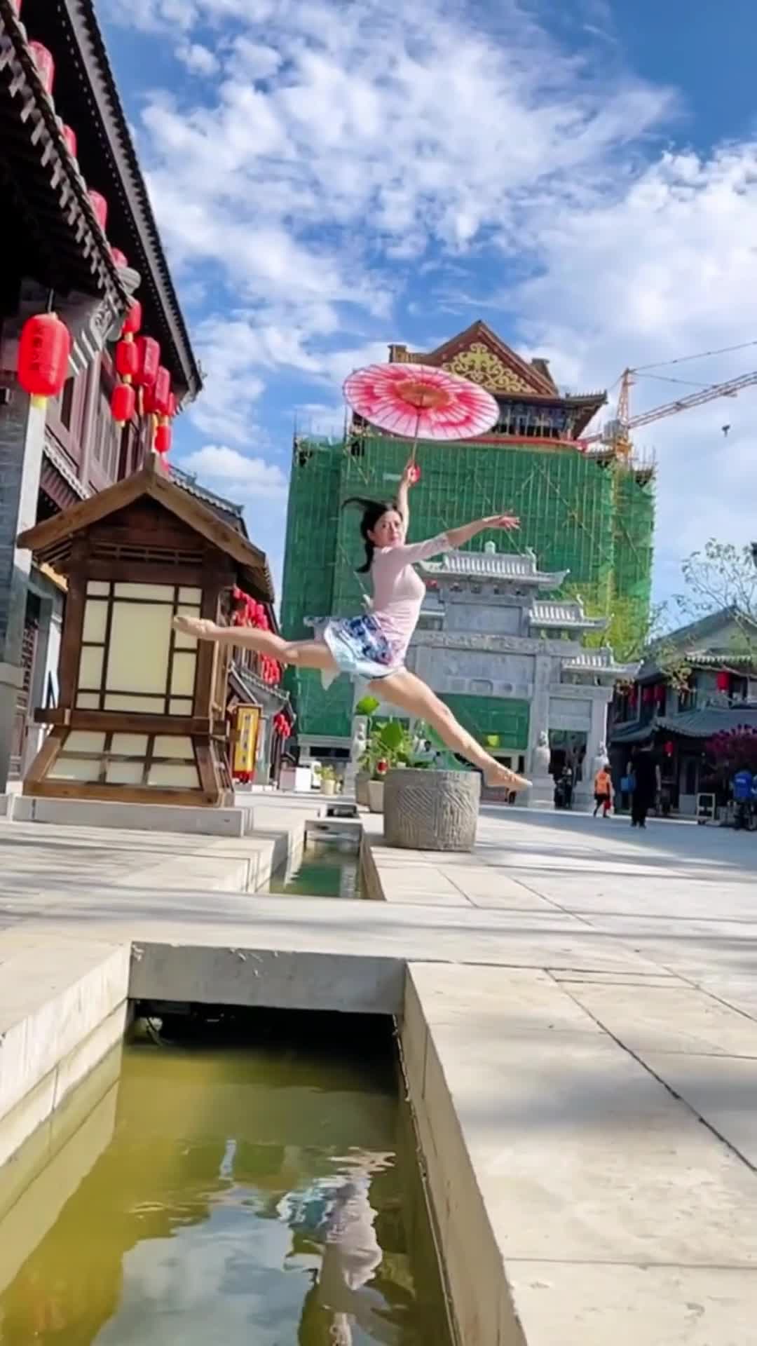 民间出高手!旗袍姑娘跳跃一字马,人美动作也美