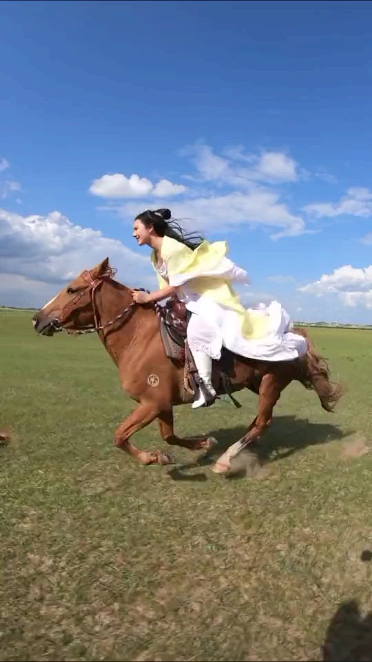 嘴角向上笑一个吧#内蒙古骑马的姑娘喜欢吗