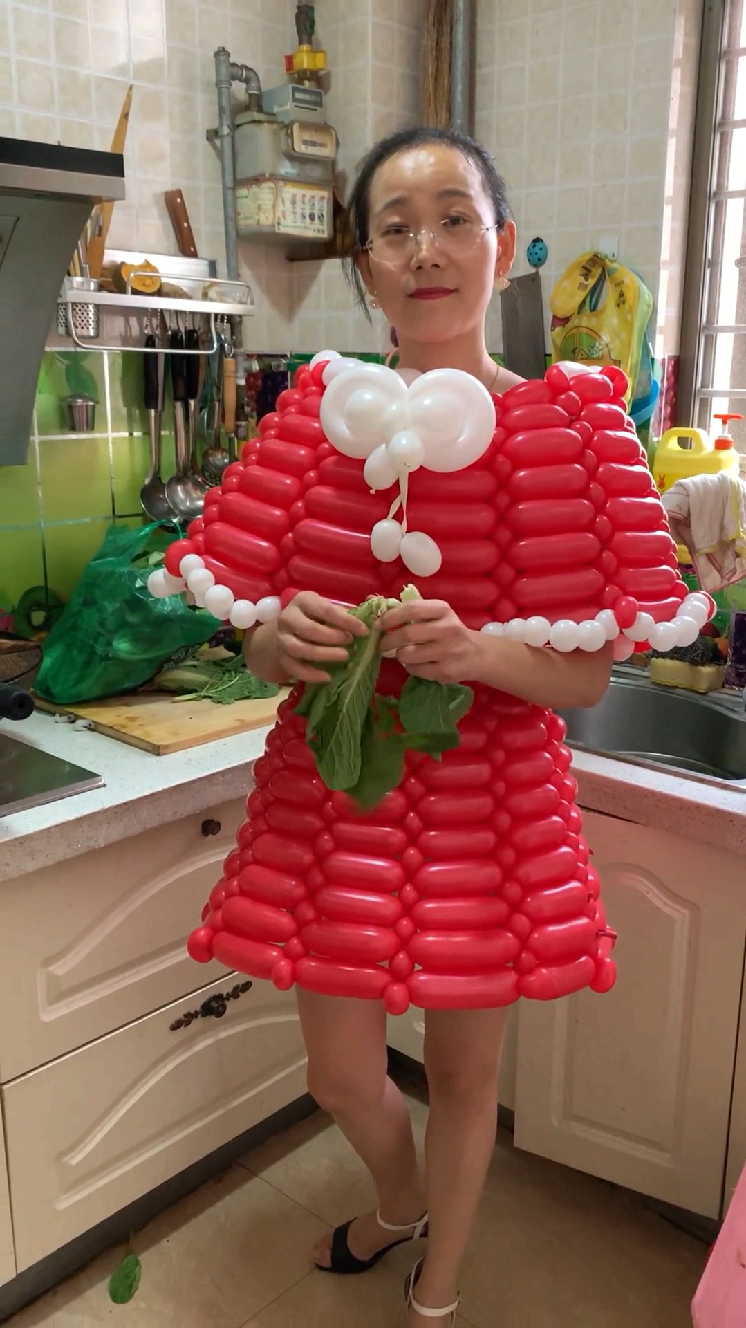 穿上气球衣服也不耽误做饭.