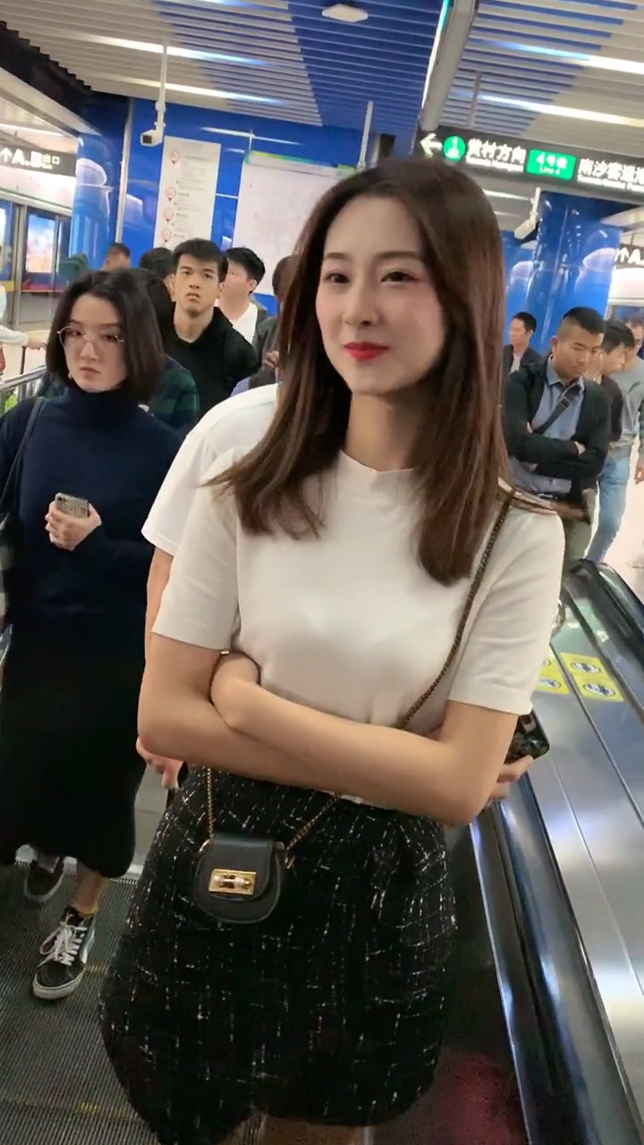 偶遇女神坐地铁你细看