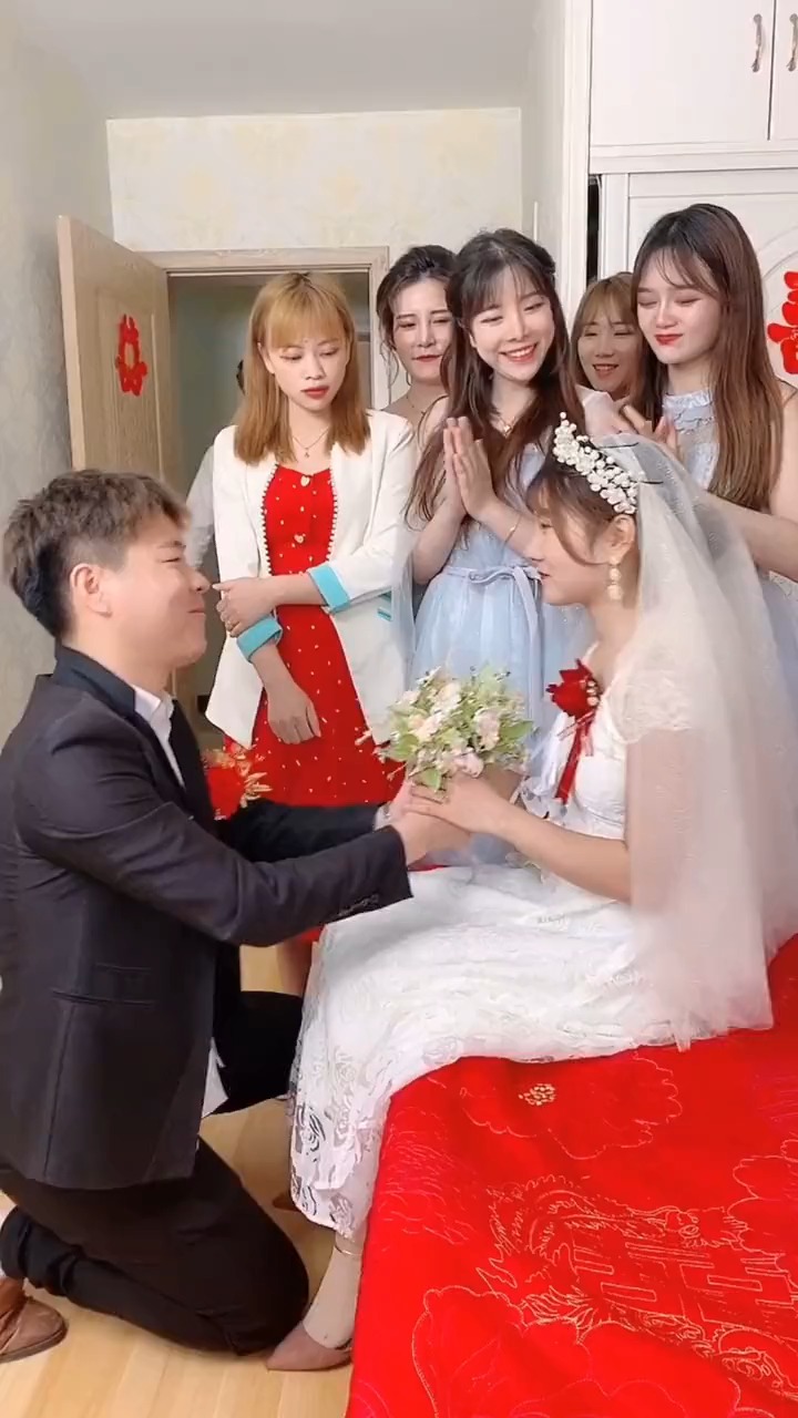 小时候家里穷,妹妹把上学的机会让给了哥哥,结婚当天,哥哥的做法亮了!